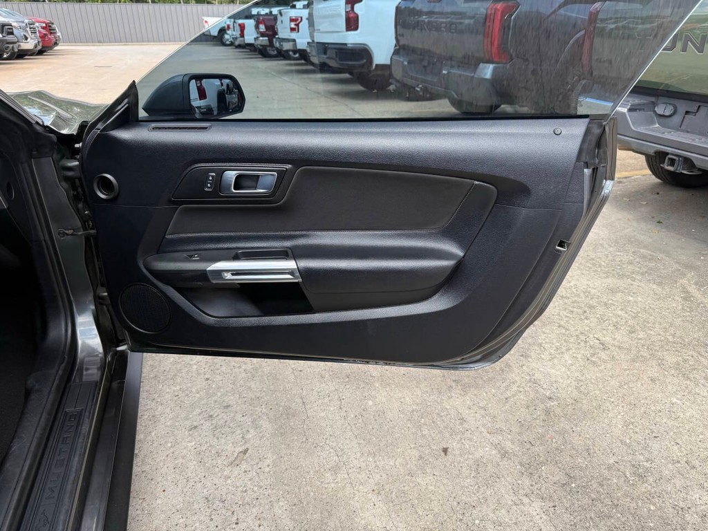 Ford Mustang Vehicle Full-screen Gallery Image 13