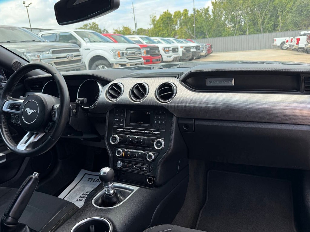 Ford Mustang Vehicle Full-screen Gallery Image 14