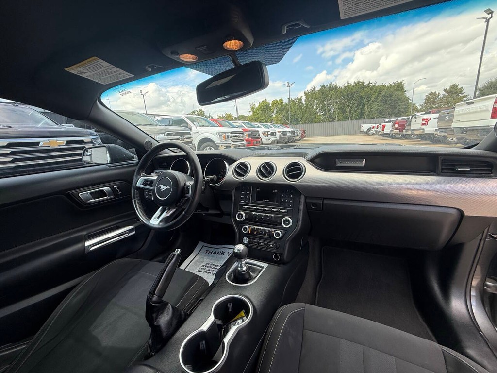 Ford Mustang Vehicle Full-screen Gallery Image 15
