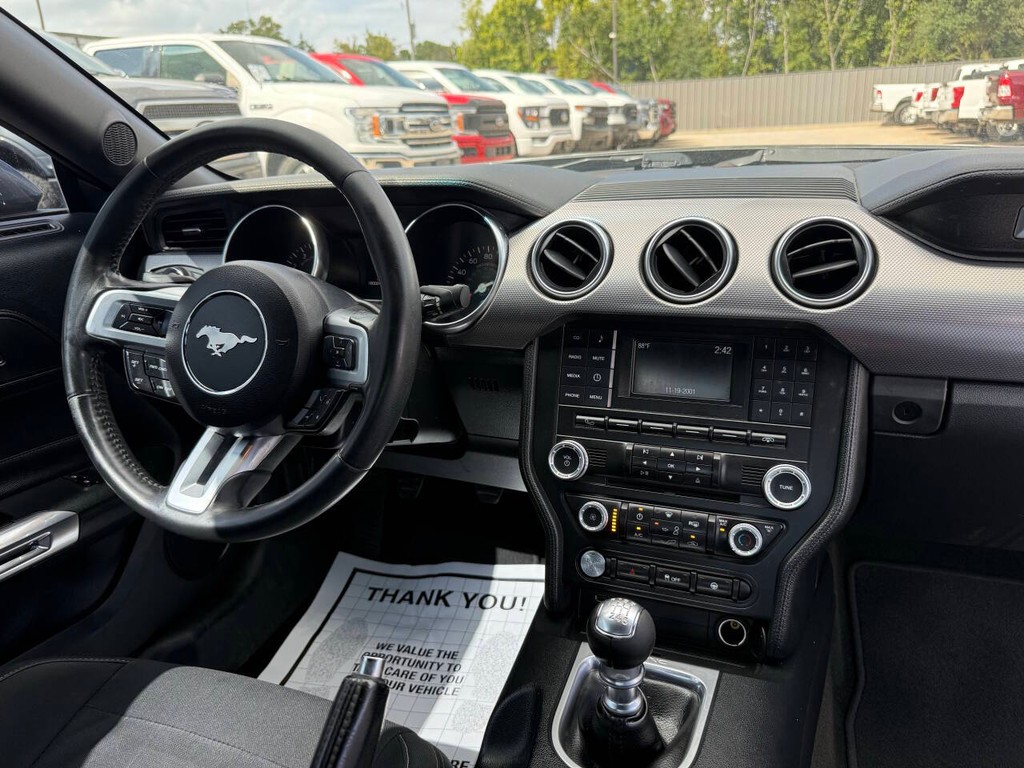 Ford Mustang Vehicle Full-screen Gallery Image 16