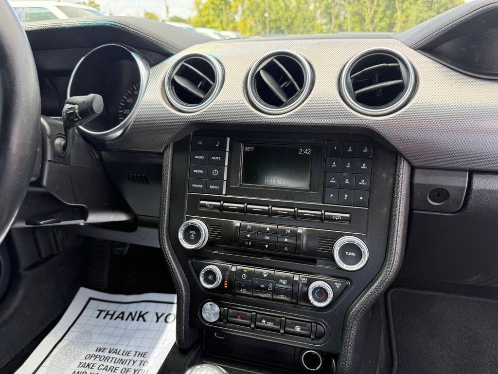 Ford Mustang Vehicle Full-screen Gallery Image 19