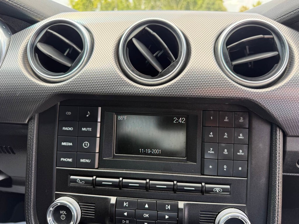 Ford Mustang Vehicle Full-screen Gallery Image 20