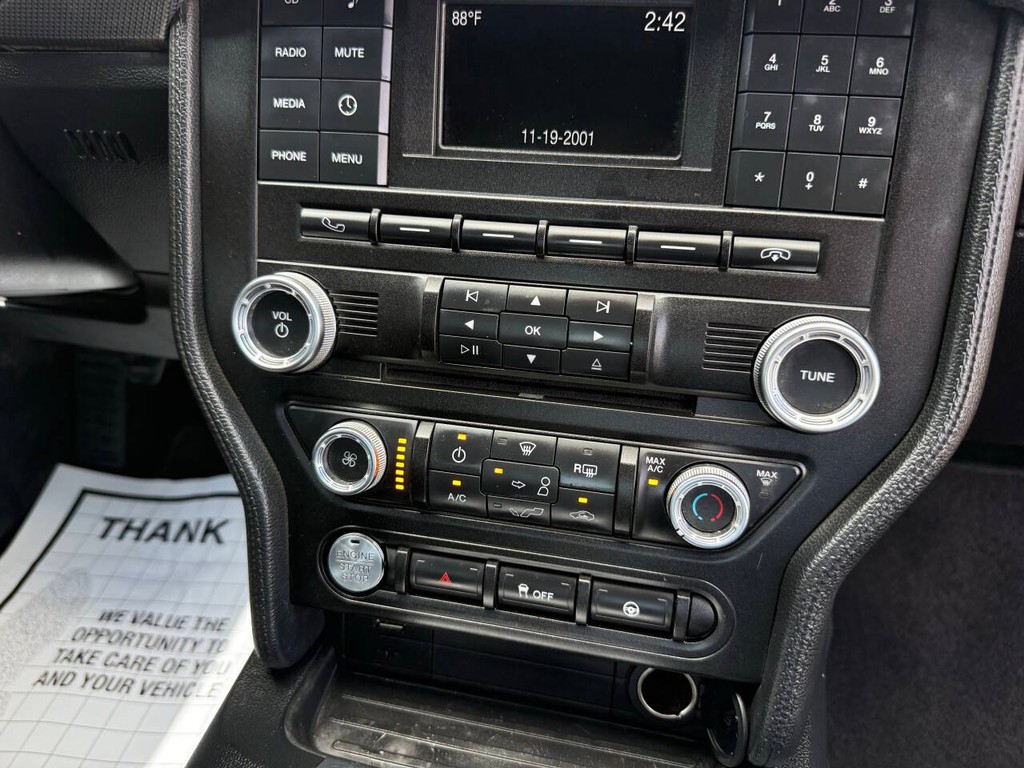Ford Mustang Vehicle Full-screen Gallery Image 22