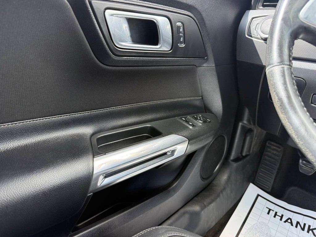 Ford Mustang Vehicle Full-screen Gallery Image 25