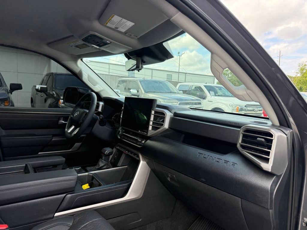 Toyota Tundra 4WD Vehicle Full-screen Gallery Image 09