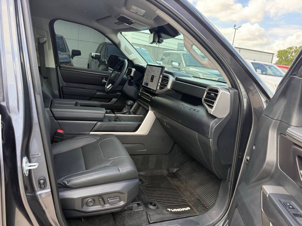 Toyota Tundra 4WD Vehicle Full-screen Gallery Image 10