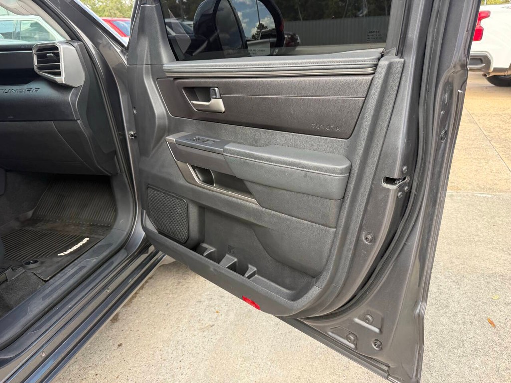 Toyota Tundra 4WD Vehicle Full-screen Gallery Image 11