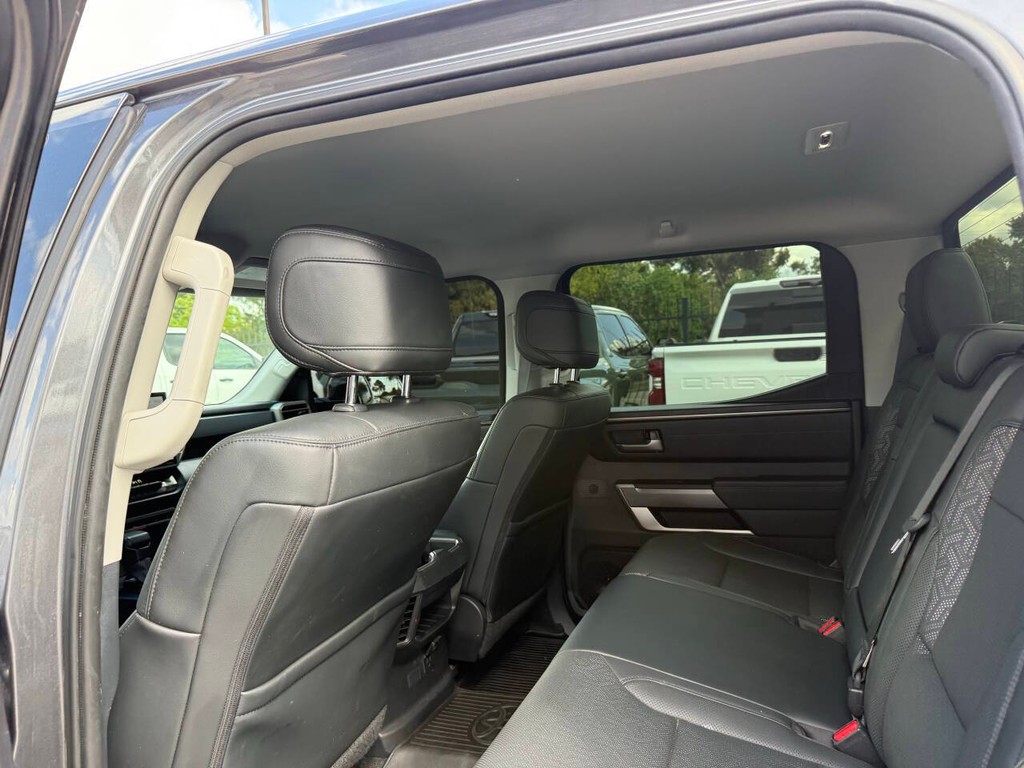Toyota Tundra 4WD Vehicle Full-screen Gallery Image 12