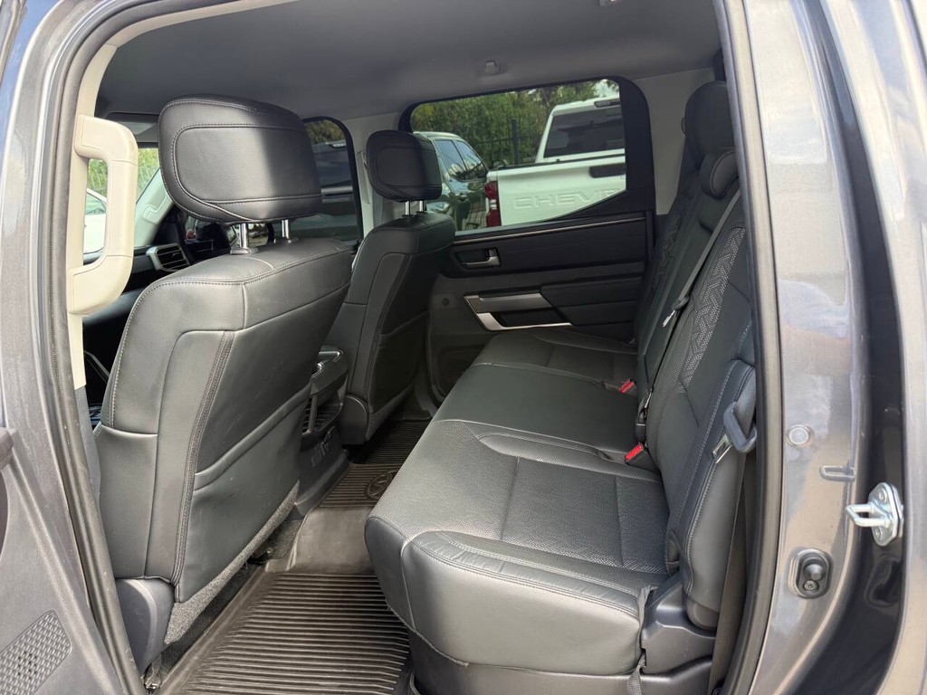 Toyota Tundra 4WD Vehicle Full-screen Gallery Image 13