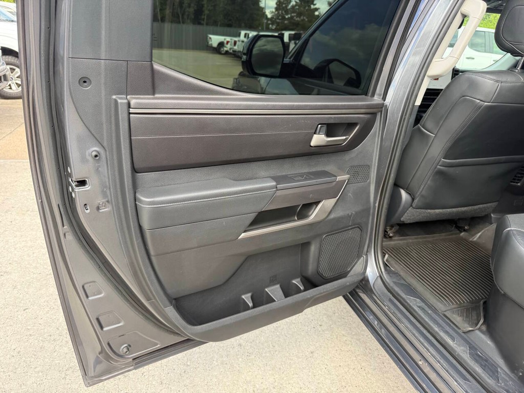 Toyota Tundra 4WD Vehicle Full-screen Gallery Image 14