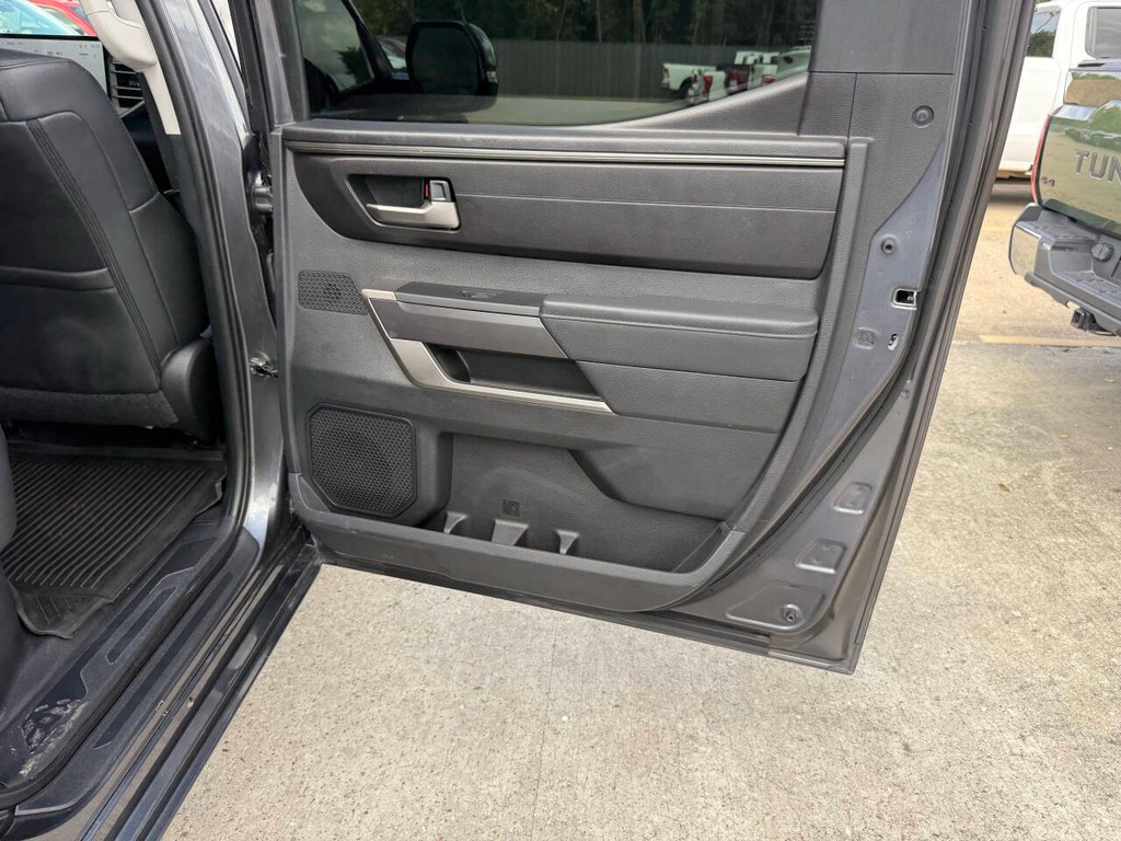 Toyota Tundra 4WD Vehicle Full-screen Gallery Image 16