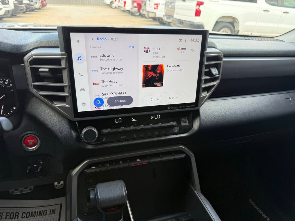 Toyota Tundra 4WD Vehicle Full-screen Gallery Image 24