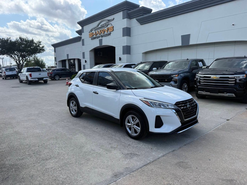 Nissan Kicks Vehicle Full-screen Gallery Image 02