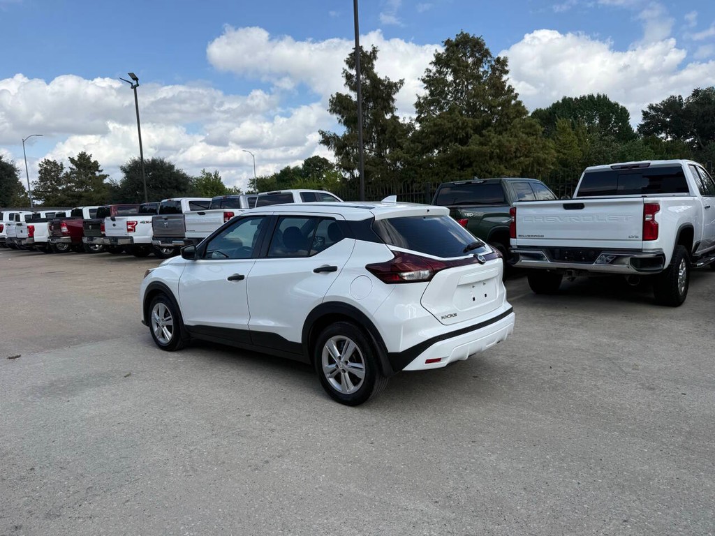 Nissan Kicks Vehicle Full-screen Gallery Image 04