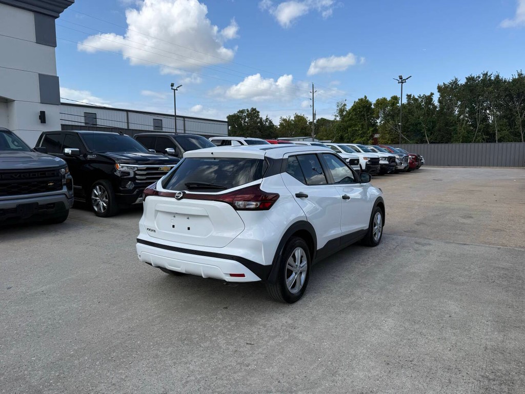 Nissan Kicks Vehicle Full-screen Gallery Image 05