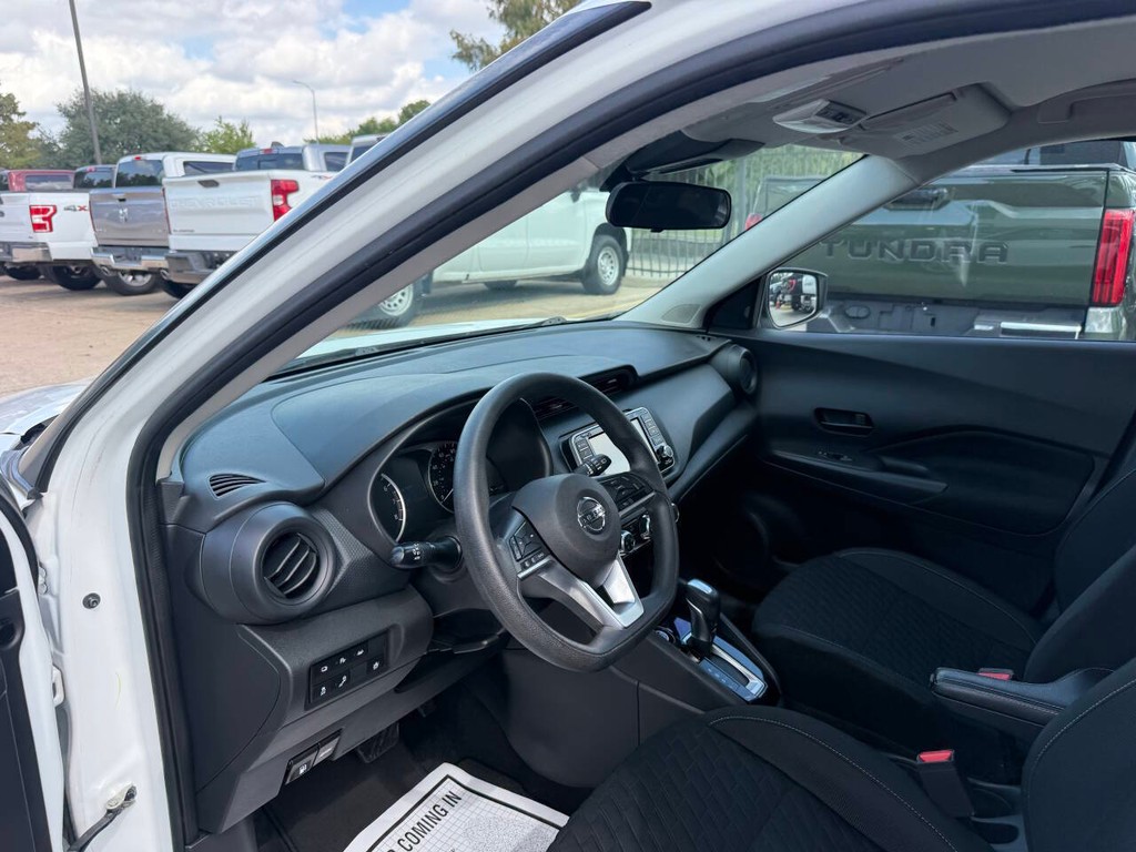 Nissan Kicks Vehicle Full-screen Gallery Image 06