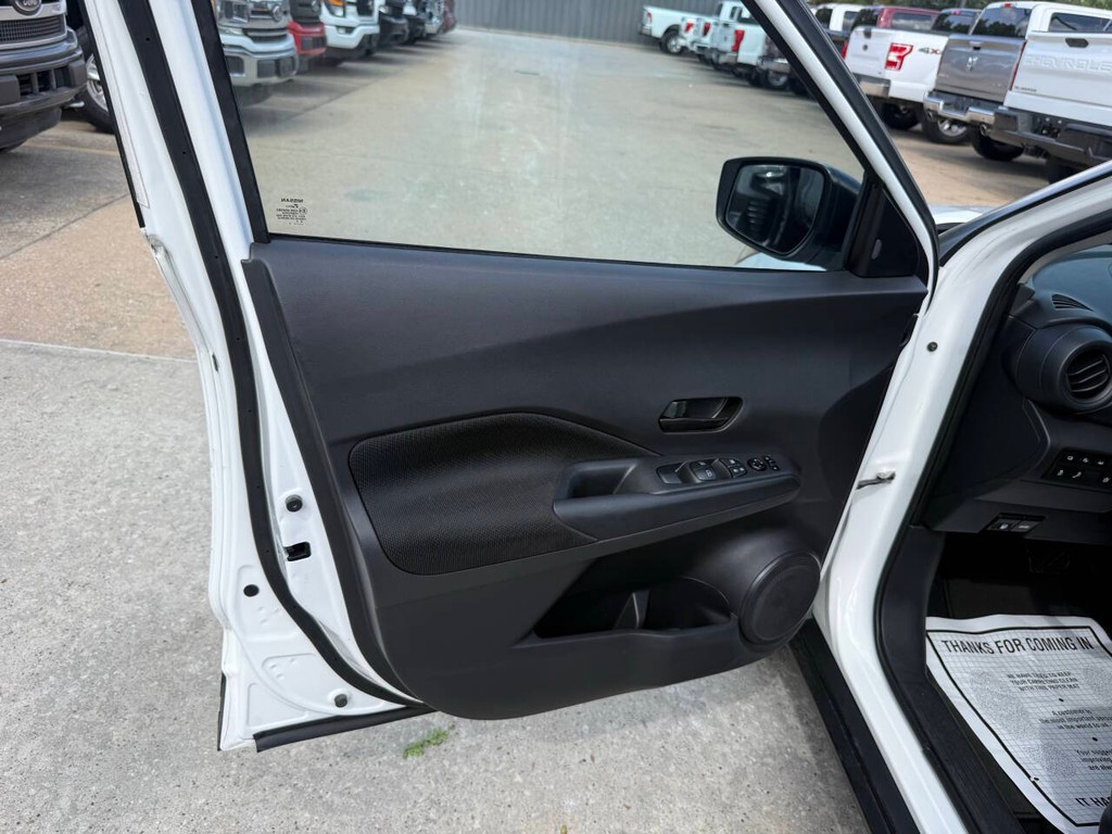 Nissan Kicks Vehicle Full-screen Gallery Image 08