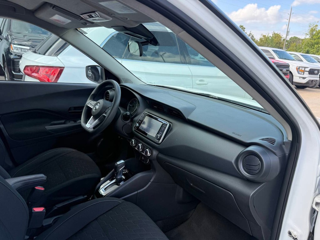 Nissan Kicks Vehicle Full-screen Gallery Image 09