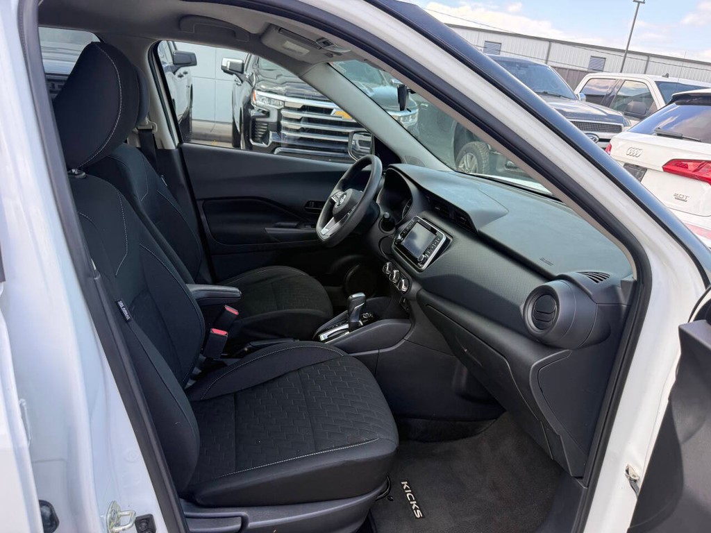 Nissan Kicks Vehicle Full-screen Gallery Image 10