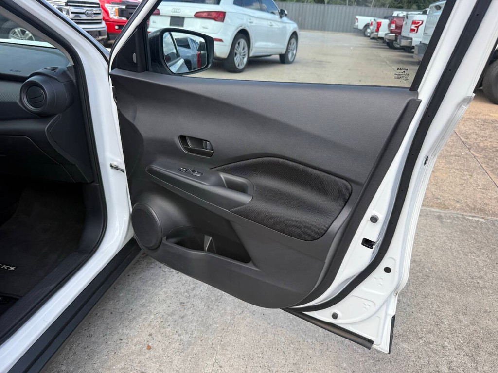 Nissan Kicks Vehicle Full-screen Gallery Image 11