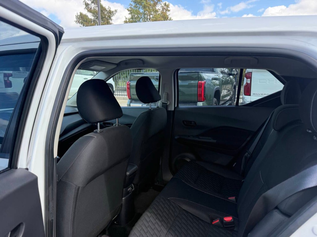 Nissan Kicks Vehicle Full-screen Gallery Image 12