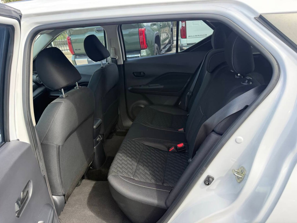 Nissan Kicks Vehicle Full-screen Gallery Image 13