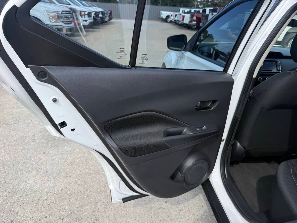 Nissan Kicks Vehicle Full-screen Gallery Image 14