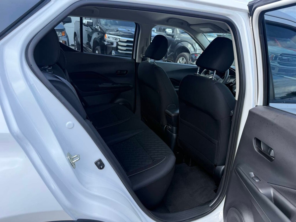Nissan Kicks Vehicle Full-screen Gallery Image 15