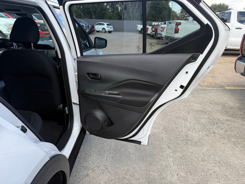 Nissan Kicks Vehicle Full-screen Gallery Image 16