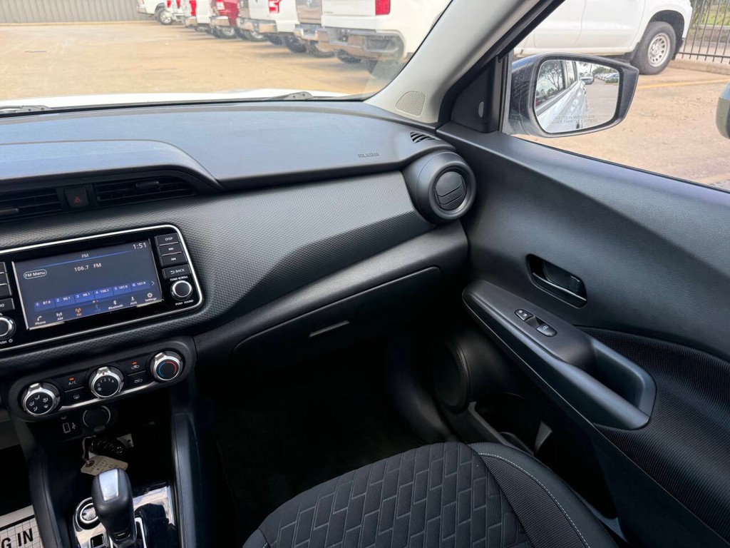 Nissan Kicks Vehicle Full-screen Gallery Image 20
