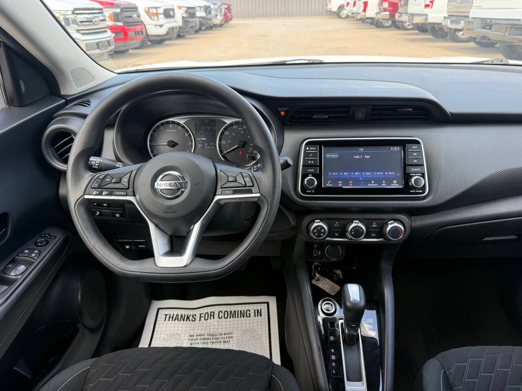 Nissan Kicks Vehicle Full-screen Gallery Image 21