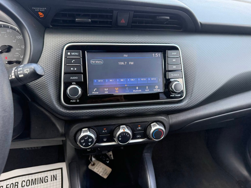 Nissan Kicks Vehicle Full-screen Gallery Image 24