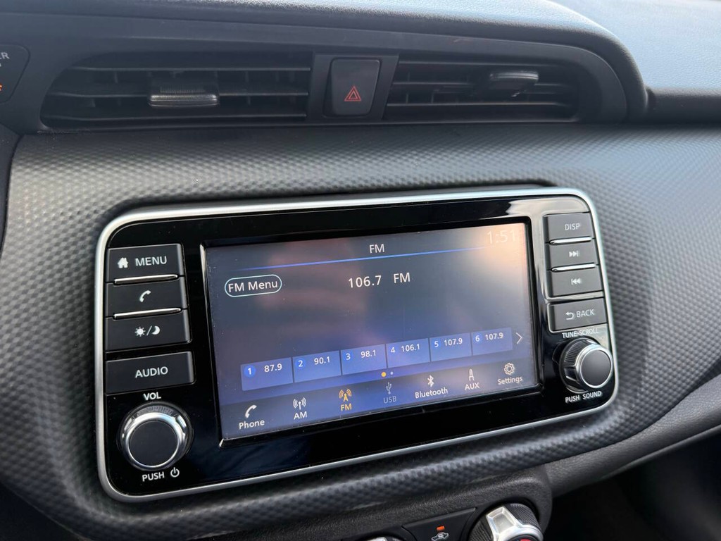 Nissan Kicks Vehicle Full-screen Gallery Image 25