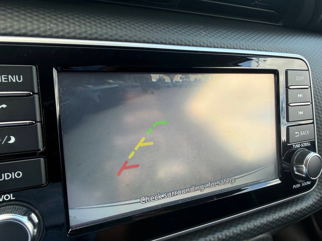Nissan Kicks Vehicle Full-screen Gallery Image 26
