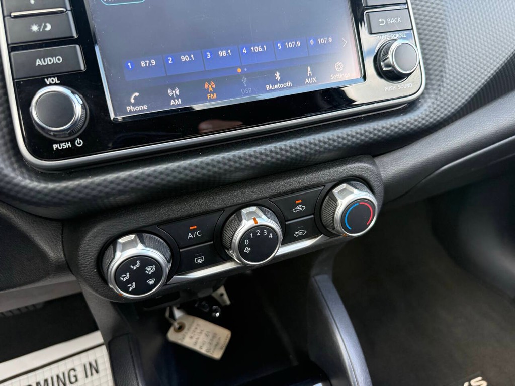 Nissan Kicks Vehicle Full-screen Gallery Image 27