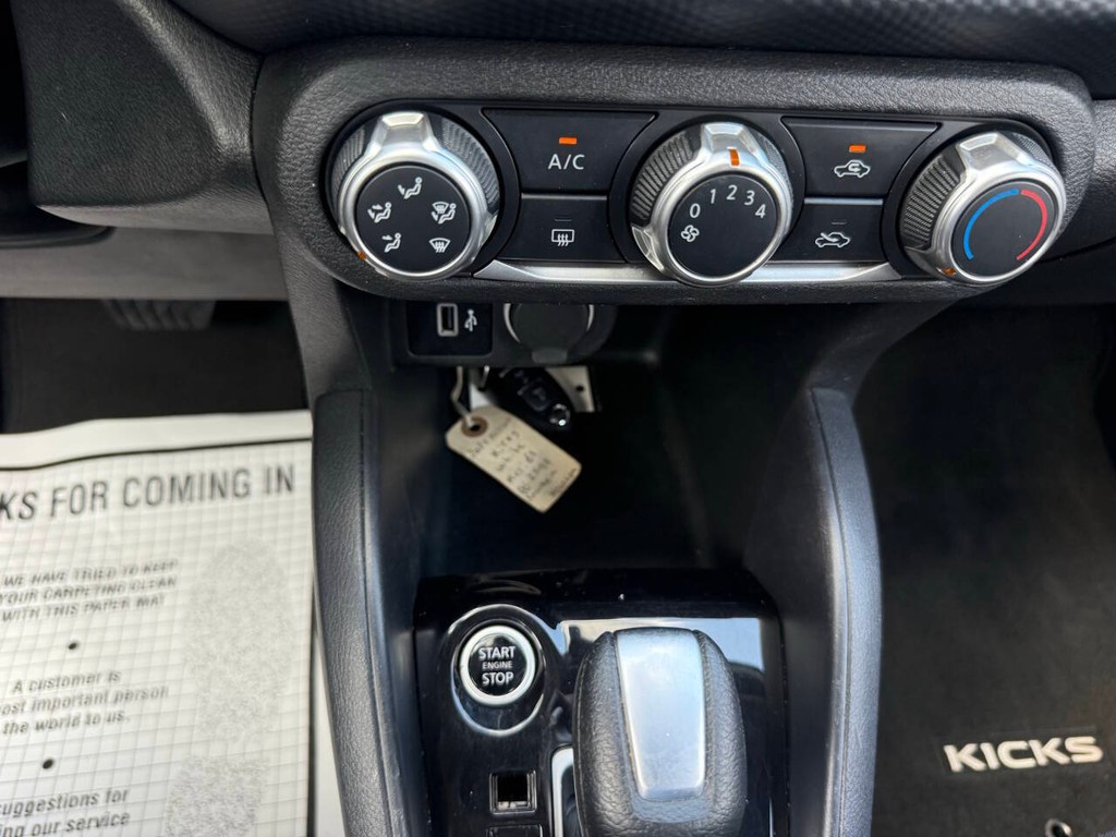 Nissan Kicks Vehicle Full-screen Gallery Image 28