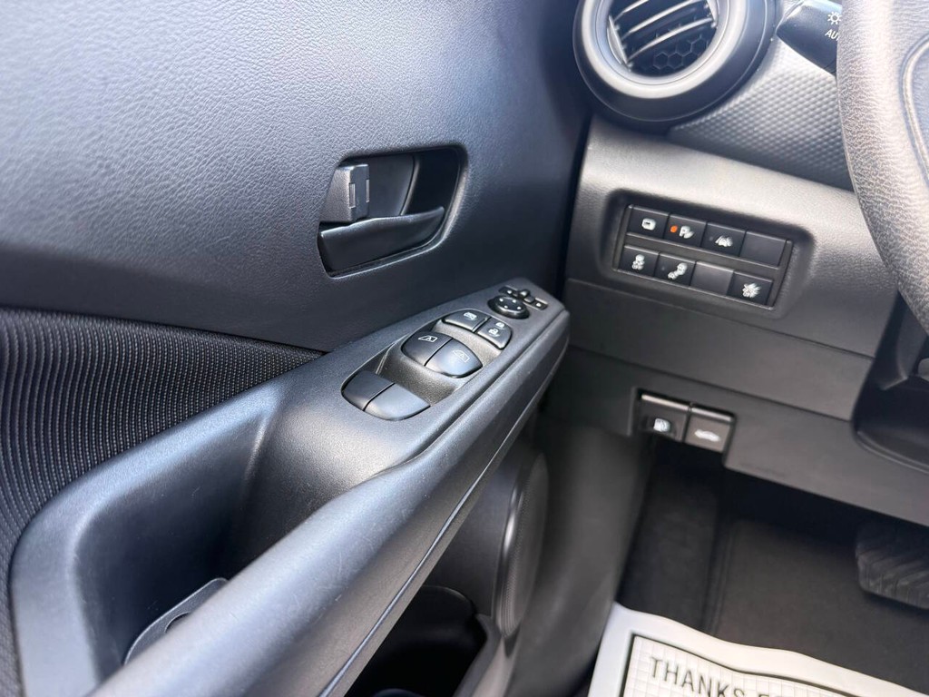 Nissan Kicks Vehicle Full-screen Gallery Image 30