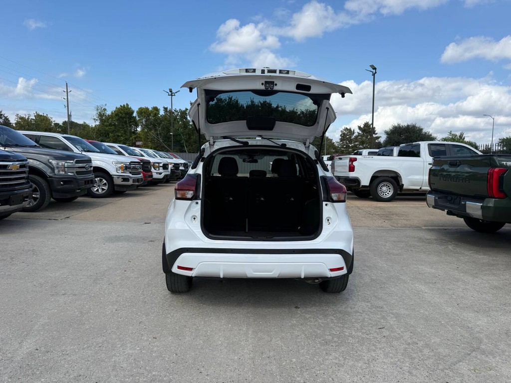 Nissan Kicks Vehicle Full-screen Gallery Image 36