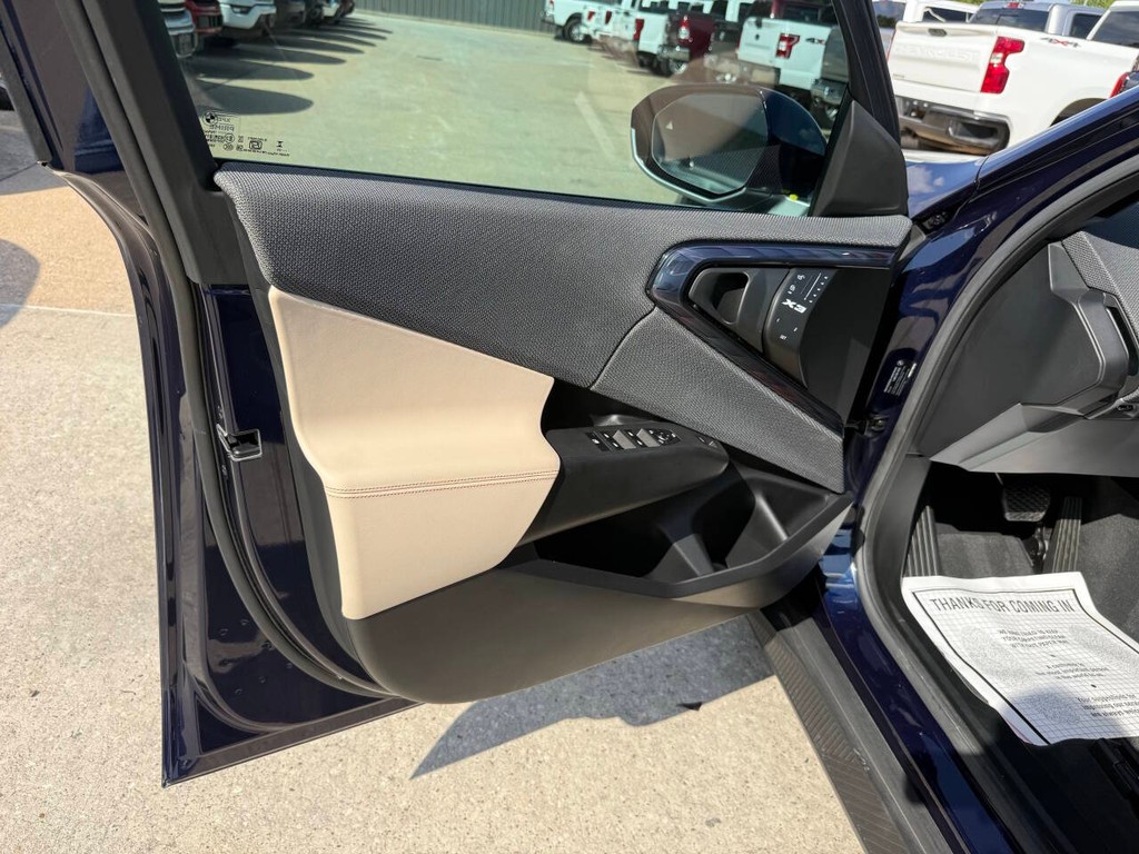 BMW X3 Vehicle Full-screen Gallery Image 08