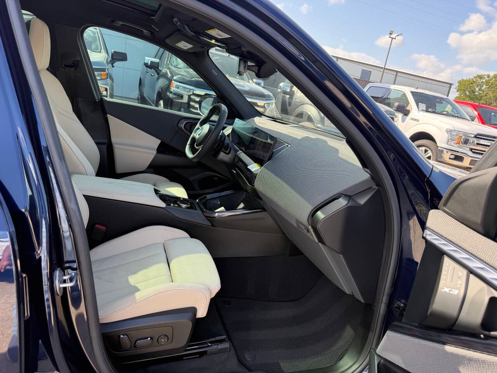 BMW X3 Vehicle Full-screen Gallery Image 10
