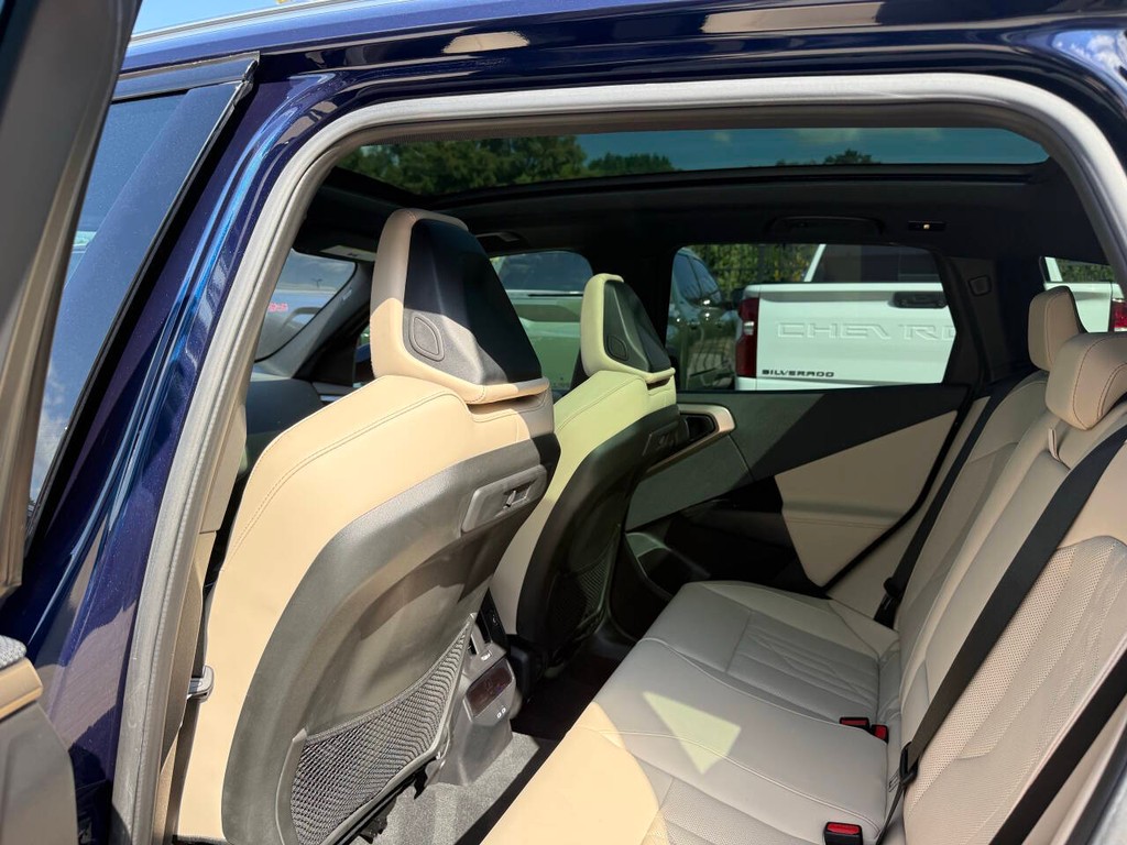 BMW X3 Vehicle Full-screen Gallery Image 12