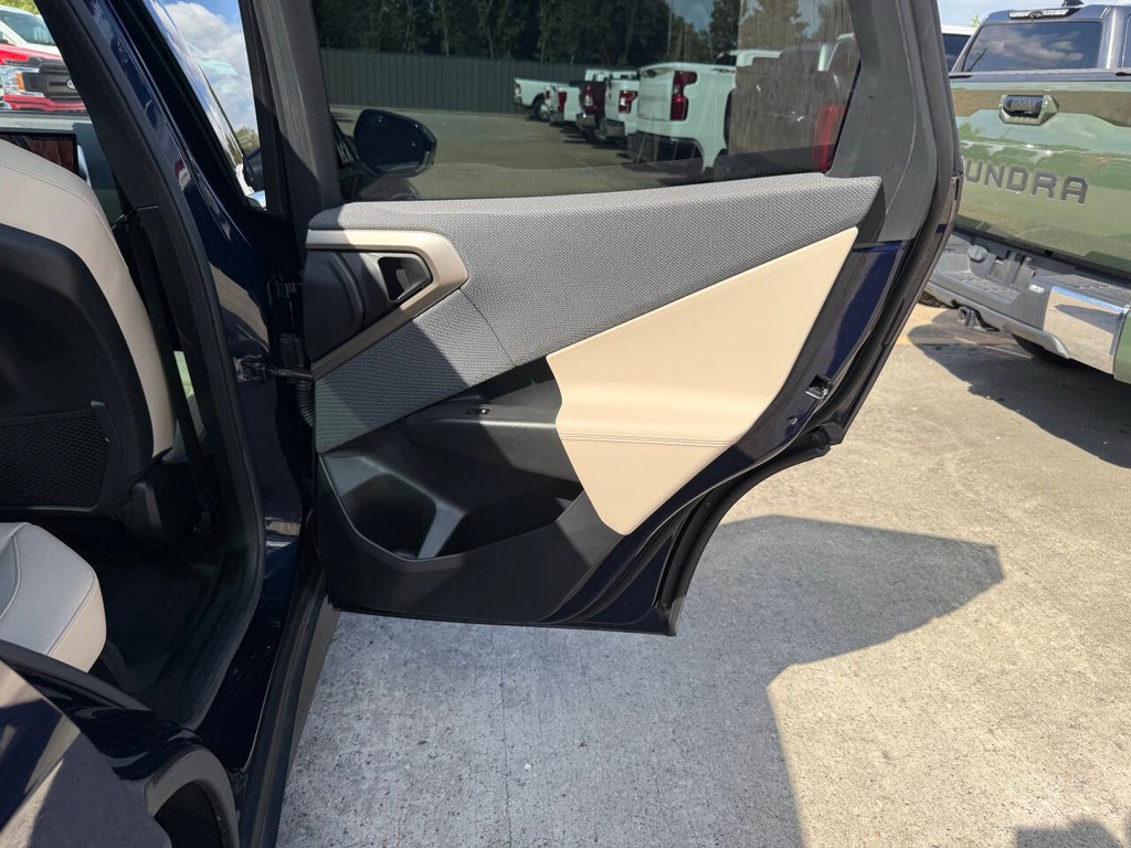BMW X3 Vehicle Full-screen Gallery Image 16