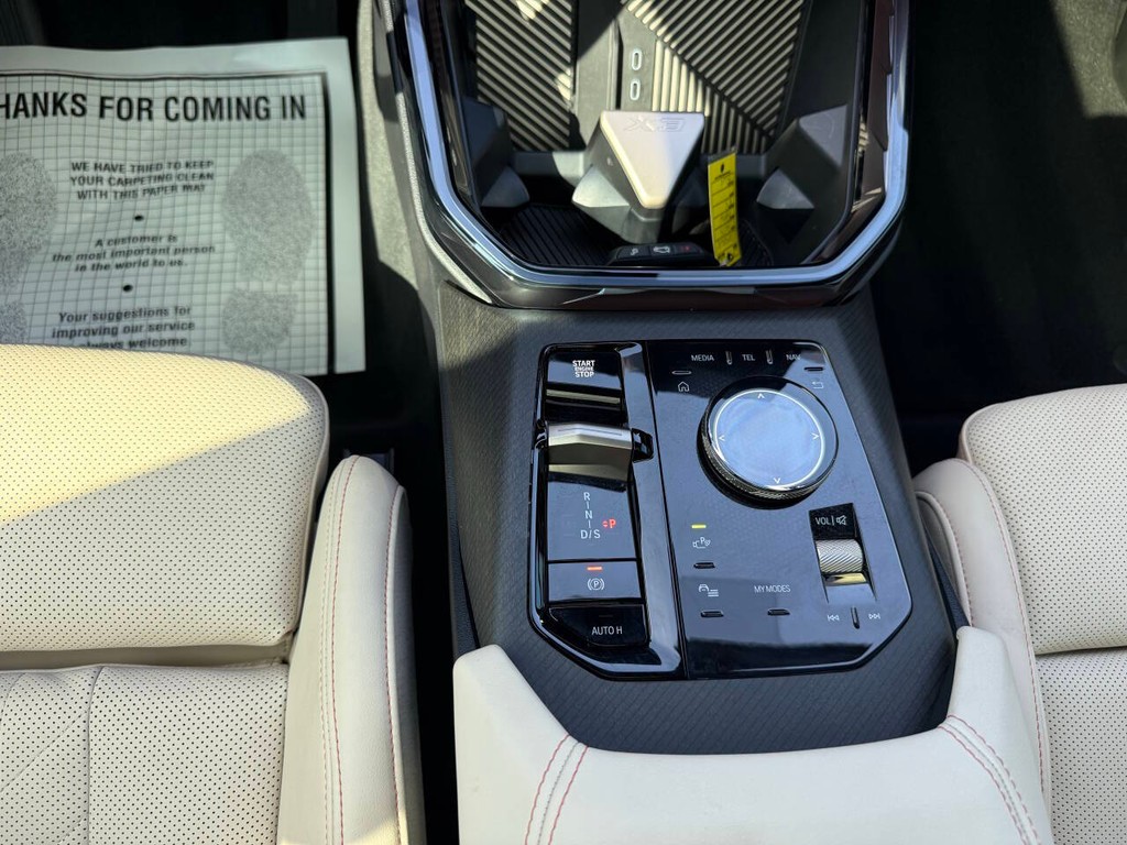 BMW X3 Vehicle Full-screen Gallery Image 27