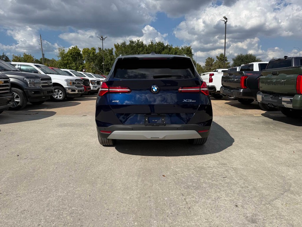 BMW X3 Vehicle Full-screen Gallery Image 35