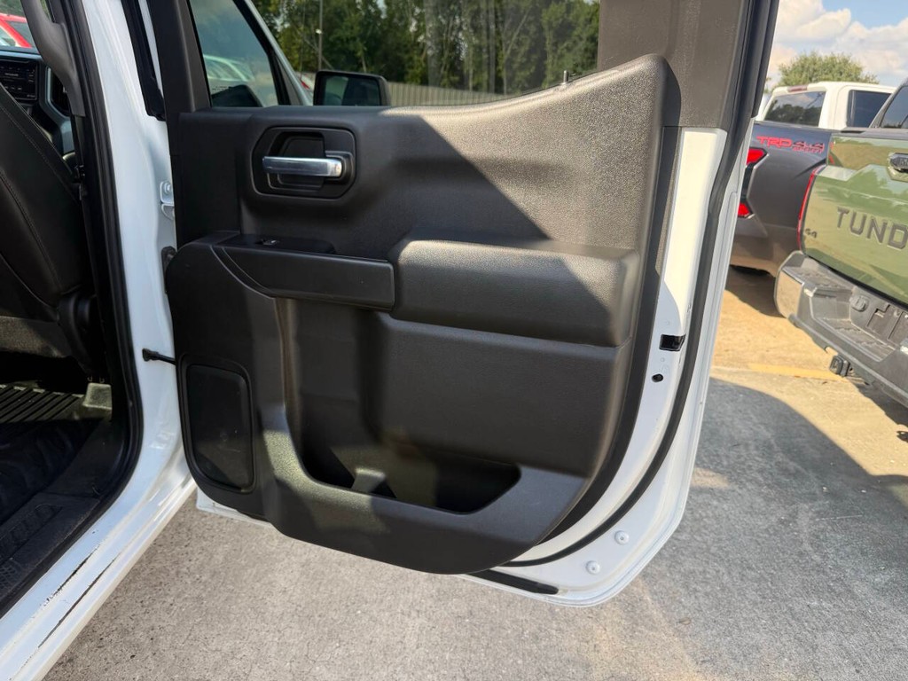 Chevrolet Silverado 1500 Vehicle Full-screen Gallery Image 16