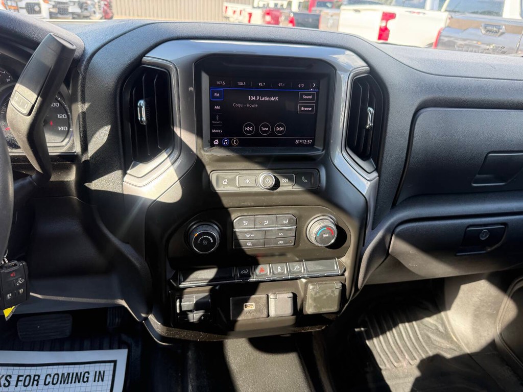 Chevrolet Silverado 1500 Vehicle Full-screen Gallery Image 24