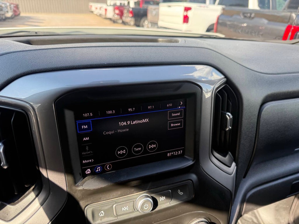 Chevrolet Silverado 1500 Vehicle Full-screen Gallery Image 26