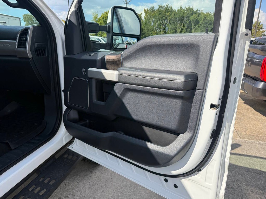 Ford Super Duty F-250 SRW Vehicle Full-screen Gallery Image 11