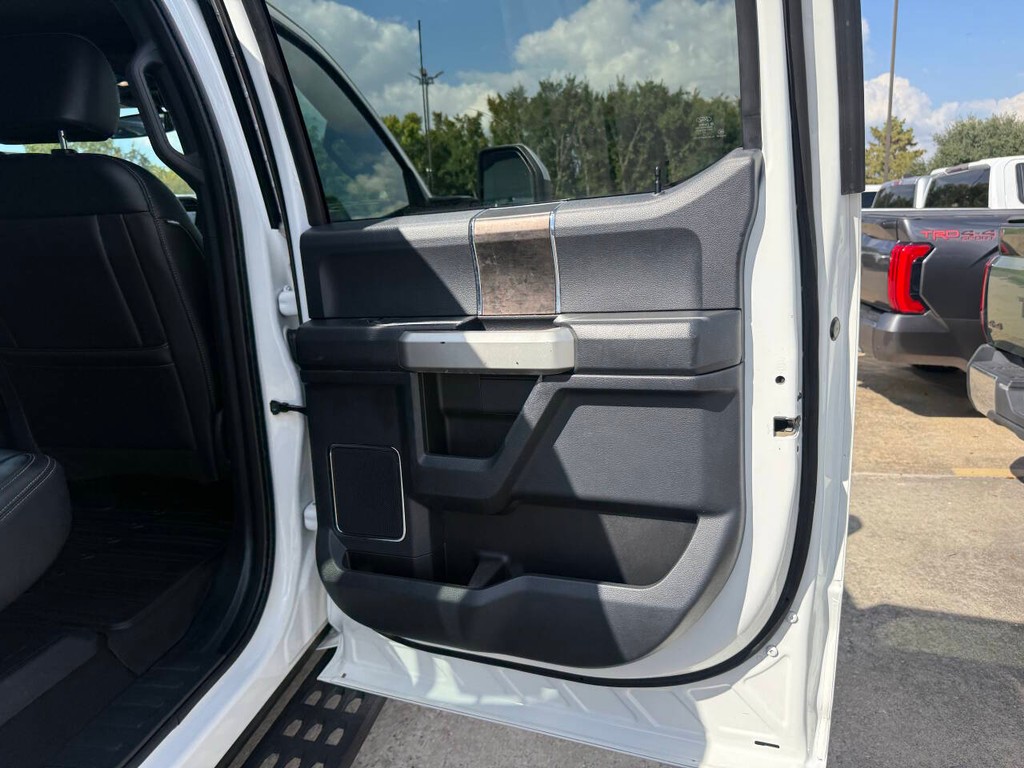 Ford Super Duty F-250 SRW Vehicle Full-screen Gallery Image 16