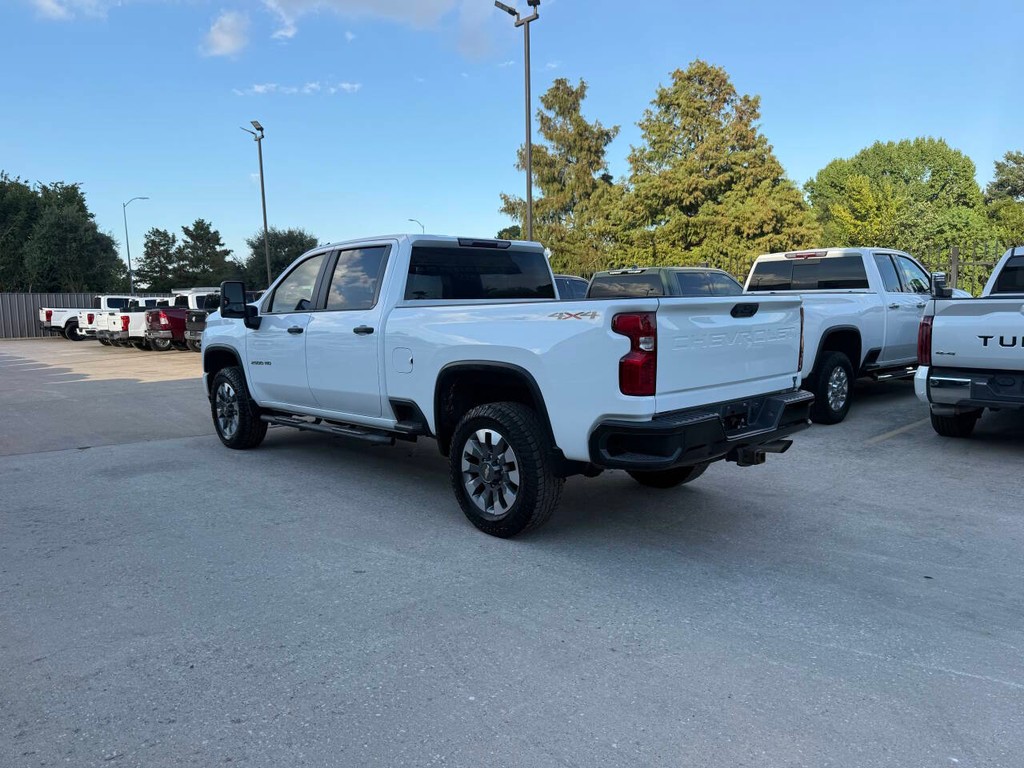 Chevrolet Silverado 2500HD Vehicle Full-screen Gallery Image 04
